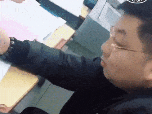 Thầy giáo gây phẫn nộ khi bế dốc ngược đánh học sinh ngay trong lớp-3