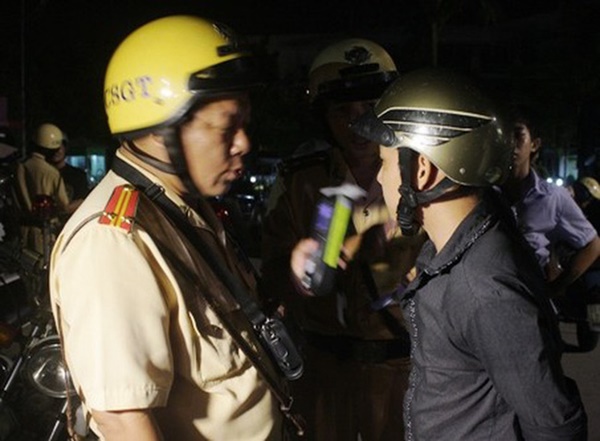 Ăn 3 trái vải và uống siro ho..., bạn cũng có nguy cơ bị phạt thổi nồng độ cồn!-1