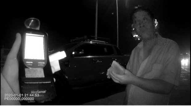 Uống rượu bia rồi lái xe, nam tài xế cay đắng bị phạt 35 triệu đồng, tước GPLX gần 2 năm-1