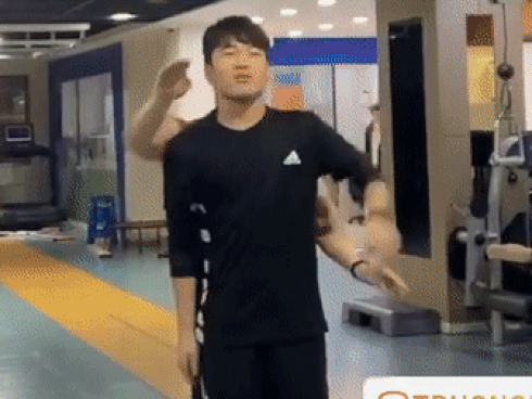 Xuân Trường tập thể dục trên nền nhạc Sơn Tùng