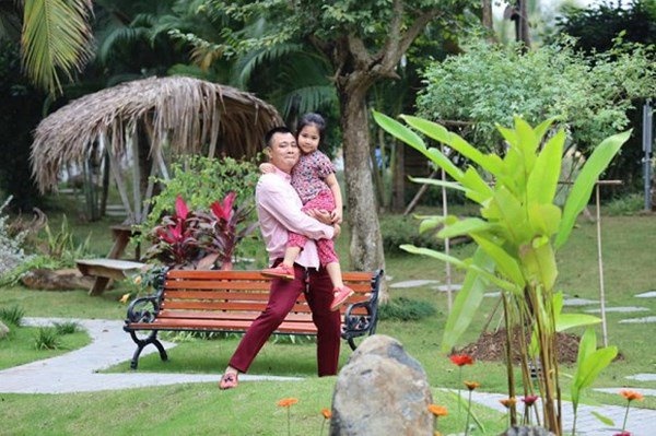 Tự Long dắt con tới thăm biệt thự siêu to của Xuân Bắc, hé lộ khung cảnh đẹp như phim-1