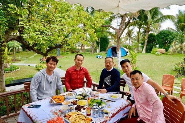 Tự Long dắt con tới thăm biệt thự siêu to của Xuân Bắc, hé lộ khung cảnh đẹp như phim-4