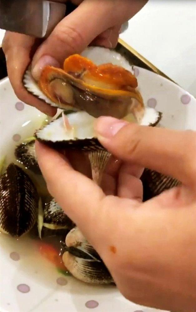 Đối xử tốt với người giúp việc, Ngọc Trinh được bồi dưỡng toàn món ngon, bổ-5