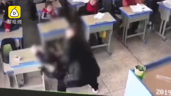 Thầy giáo gây phẫn nộ khi bế dốc ngược đánh học sinh ngay trong lớp-1