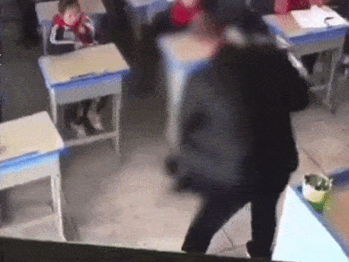 Khóc thét trước độ nghịch bá đạo của học sinh thời nay, tự chế xích đu đung đưa trong lớp, chơi vui thật nhưng ai cũng sợ một điều-2