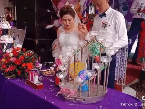 Bỏ mặc cô dâu mặt lạnh đứng bên cạnh, chú rể ôm cô gái lạ gục đầu khóc trong đám cưới gây xôn xao-3