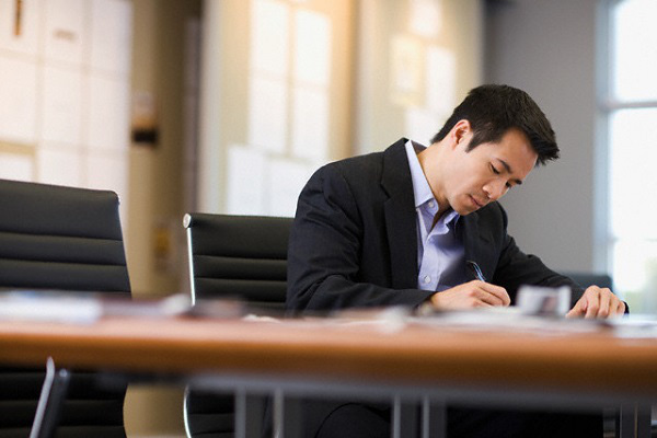 Lỡ va xe làm rách váy người lạ, tôi lên mạng đặt mua trả họ thì không ngờ bị vợ phát hiện ra và giờ thì cả nhà gặp sóng gió-1