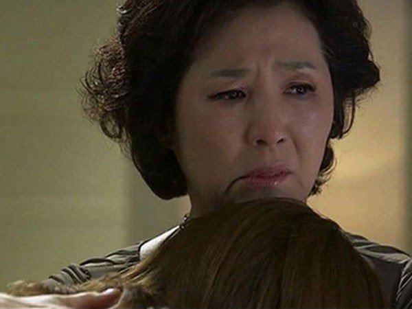 Bất chấp lấy chồng già hơn tuổi bố, đêm đêm mãn nguyện vì điều trai trẻ cũng không làm được-1