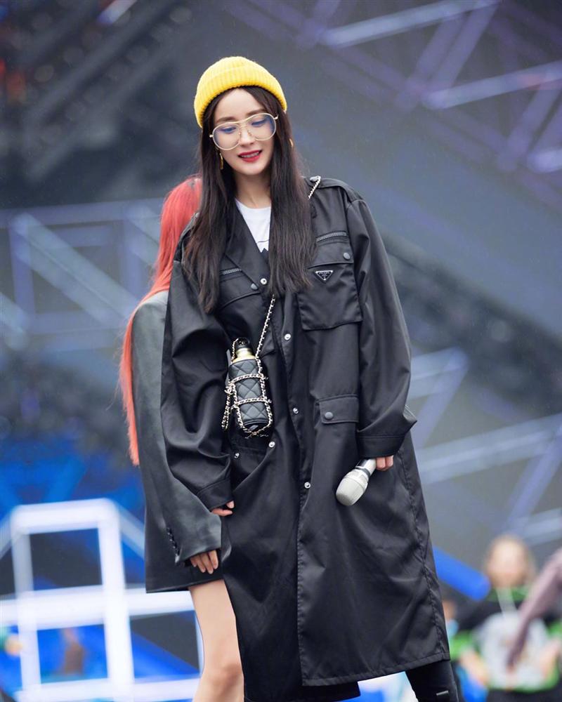 Cùng diện túi bình nước 130 triệu đồng: Dương Mịch mix đồ đẳng cấp, nhìn sang Lan Khuê lại có một chút sến”-3