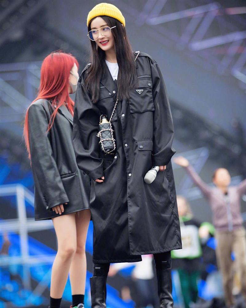 Cùng diện túi bình nước 130 triệu đồng: Dương Mịch mix đồ đẳng cấp, nhìn sang Lan Khuê lại có một chút sến”-4