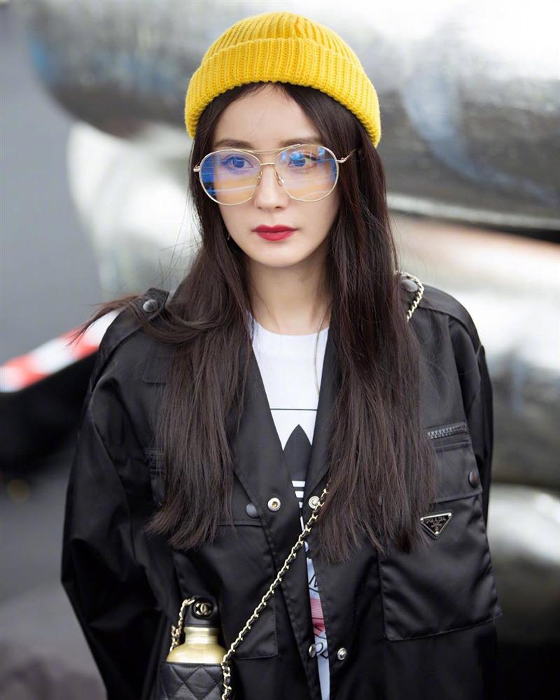 Cùng diện túi bình nước 130 triệu đồng: Dương Mịch mix đồ đẳng cấp, nhìn sang Lan Khuê lại có một chút sến”-5