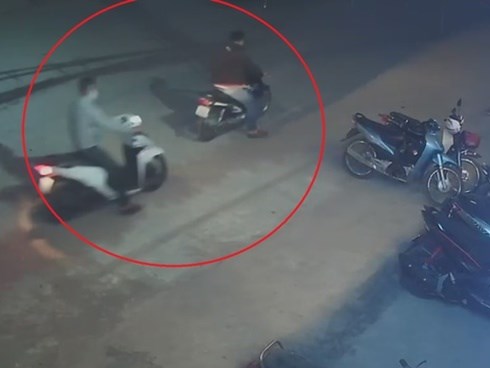 Kẻ gian trộm xe máy rồi cùng đồng bọn dùng chân đẩy đi ở Hà Nội