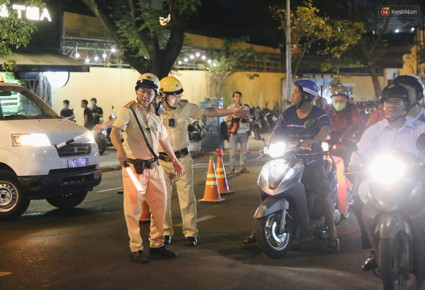 Người đi xe đạp bối rối vì bị kiểm tra nồng độ cồn, người đi xe máy uống 2 lon bia bị phạt 4,5 triệu: Xe tôi mua 5 triệu, chắc bỏ luôn-5