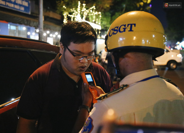 Người đi xe đạp bối rối vì bị kiểm tra nồng độ cồn, người đi xe máy uống 2 lon bia bị phạt 4,5 triệu: Xe tôi mua 5 triệu, chắc bỏ luôn-7