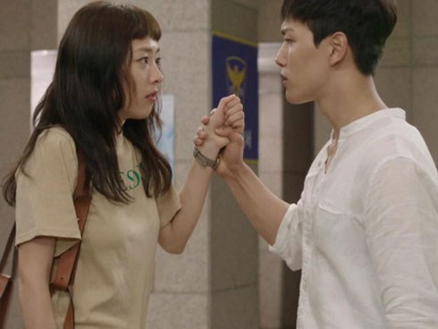 Đưa con đi chơi thì thấy bóng dáng chồng vũ phu trong bộ dạng nhếch nhác, vợ chết lặng với câu gọi bố của con và màn tự thú sau đó