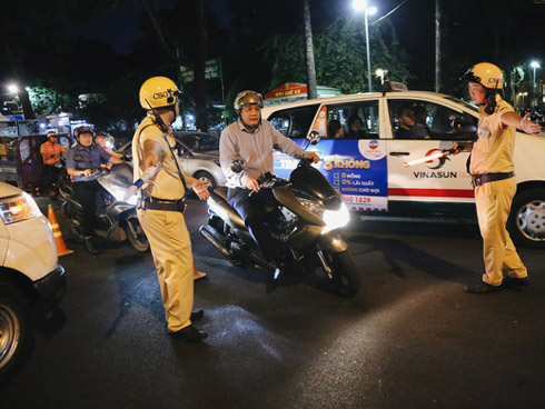 Con đường siêu bẩn sản xuất đường mạch nha: thành phẩm đựng bao cám lợn, người làm dẫm chân, khạc nhổ vào nguyên liệu-13