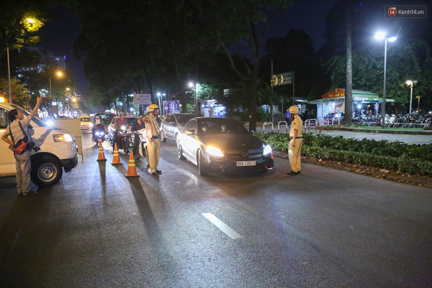 Người đi xe đạp bối rối vì bị kiểm tra nồng độ cồn, người đi xe máy uống 2 lon bia bị phạt 4,5 triệu: Xe tôi mua 5 triệu, chắc bỏ luôn-9