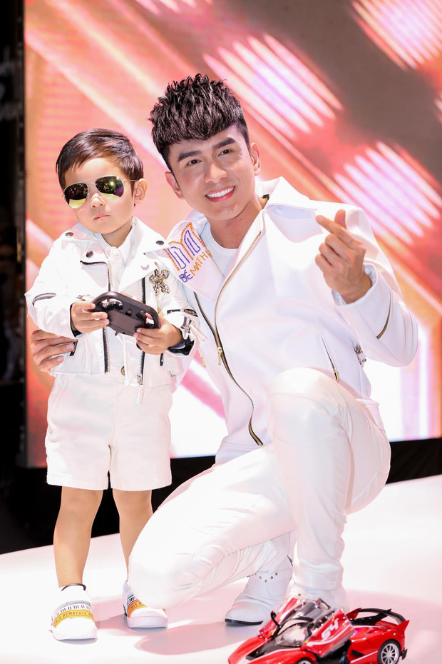 Đăng ảnh khoe body 6 múi, Đan Trường lại mất spotlight chỉ vì màn tạo dáng quá dễ thương của bé Thiên Từ bên cạnh-3