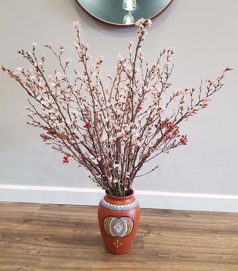 Tết nhà giàu, bình anh đào trái vụ, hàng ngoại xách tay giá chục triệu-3