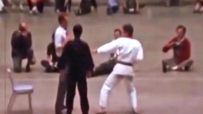 Lộ clip hiếm minh chứng sức mạnh khủng khiếp của Lý Tiểu Long: Một đấm mà uy lực tựa ngàn cân, khiến nhà vô địch karate thế giới phục sát đất-1
