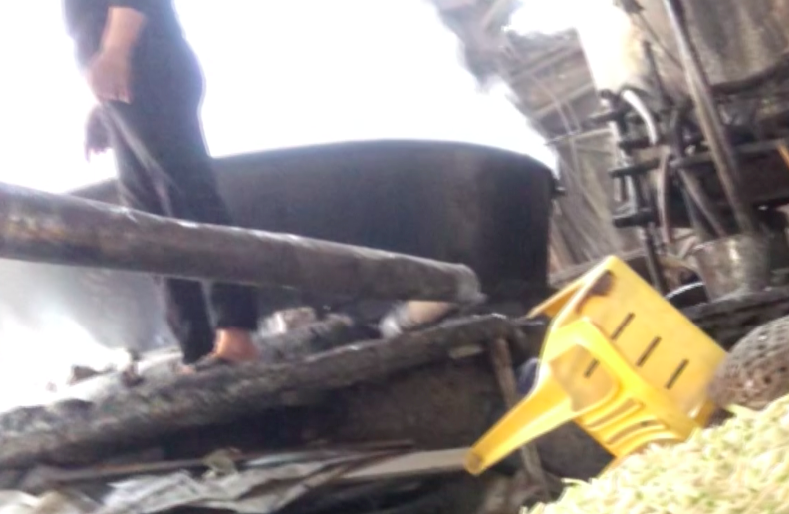 Con đường siêu bẩn sản xuất đường mạch nha: thành phẩm đựng bao cám lợn, người làm dẫm chân, khạc nhổ vào nguyên liệu-4