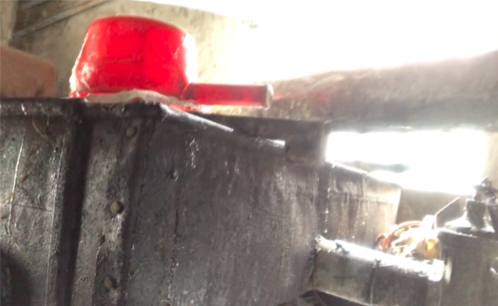 Con đường siêu bẩn sản xuất đường mạch nha: thành phẩm đựng bao cám lợn, người làm dẫm chân, khạc nhổ vào nguyên liệu-5