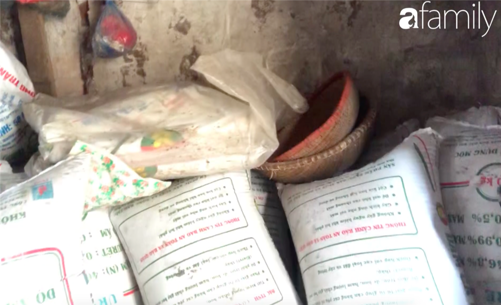 Con đường siêu bẩn sản xuất đường mạch nha: thành phẩm đựng bao cám lợn, người làm dẫm chân, khạc nhổ vào nguyên liệu-6