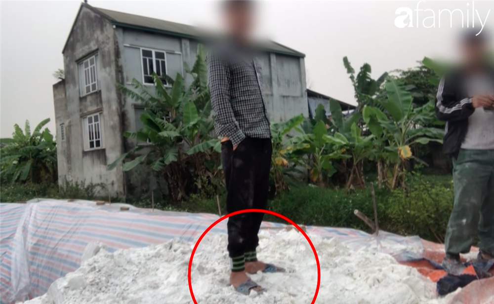 Con đường siêu bẩn sản xuất đường mạch nha: thành phẩm đựng bao cám lợn, người làm dẫm chân, khạc nhổ vào nguyên liệu-9