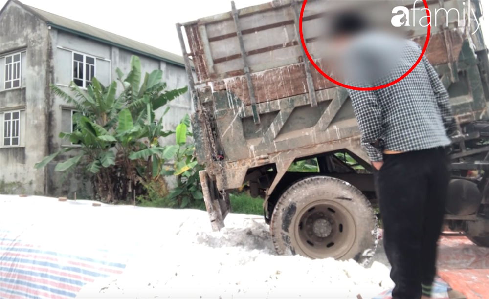 Con đường siêu bẩn sản xuất đường mạch nha: thành phẩm đựng bao cám lợn, người làm dẫm chân, khạc nhổ vào nguyên liệu-10