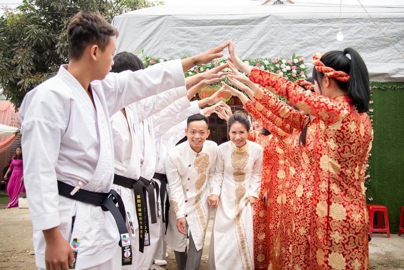 Đội bê tráp mặc trang phục võ thuật trong đám hỏi xứ Nghệ gây sốt-1