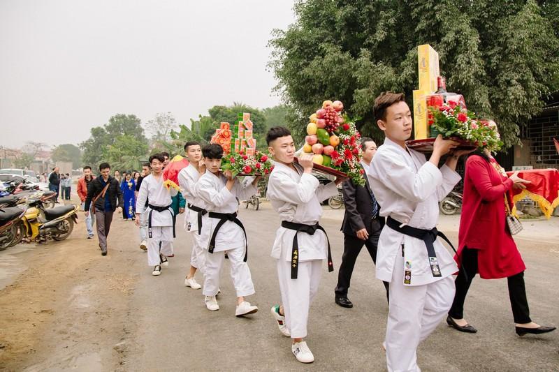 Đội bê tráp mặc trang phục võ thuật trong đám hỏi xứ Nghệ gây sốt-3