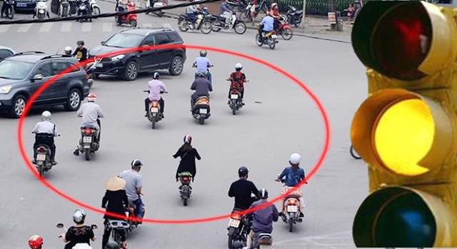 Đi xe máy vượt đèn vàng bị phạt 1 triệu, cách nào để không bị oan?-1