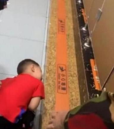 Đưa con trai 5 tuổi vào nhà vệ sinh nữ ở trung tâm thương mại, mẹ xấu hổ khi chứng kiến hành động của con-1