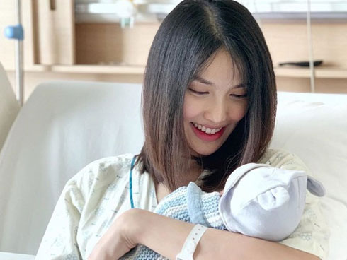 Công khai mặt quý tử từ khi mới sinh, vợ chồng Lan Khuê lại làm điều ngược đời này với cậu bé ngay ngày mồng 1-3