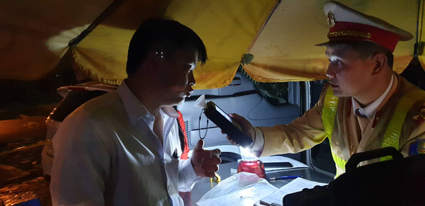 Hà Nội: Lao thẳng vào chốt 141, tài xế say xỉn bị phạt 40 triệu đồng và tước giấy phép lái xe 23 tháng-2