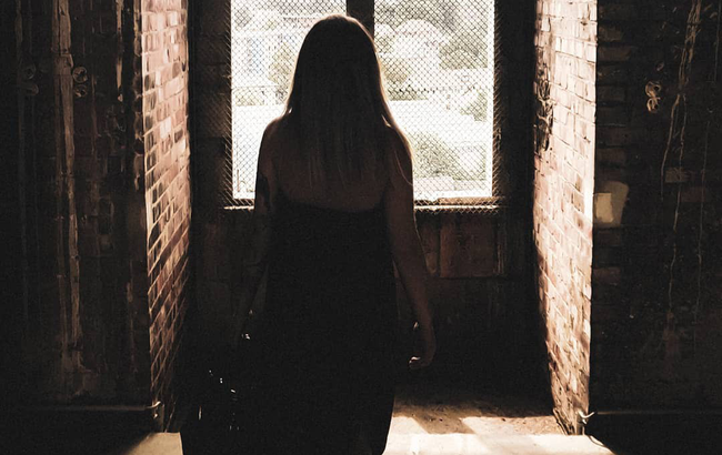 Thấy người đàn ông nghèo khổ bế con ngồi gục trước cửa phòng cấp cứu, tôi lại gần hỏi han rồi sửng sốt khi người ấy ngẩng mặt lên-2