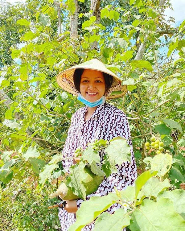 Đầu thập kỷ, HHen Niê vẫn trung thành đội nón lá, mặc đồ bộ đi làm rẫy-1