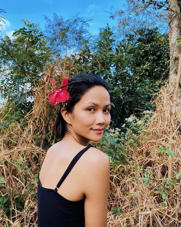 Đầu thập kỷ, HHen Niê vẫn trung thành đội nón lá, mặc đồ bộ đi làm rẫy-2