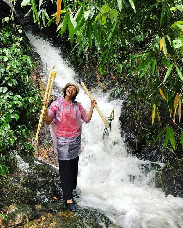 Đầu thập kỷ, HHen Niê vẫn trung thành đội nón lá, mặc đồ bộ đi làm rẫy-5