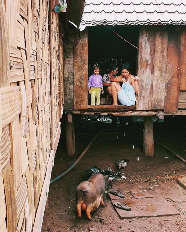 Đầu thập kỷ, HHen Niê vẫn trung thành đội nón lá, mặc đồ bộ đi làm rẫy-6