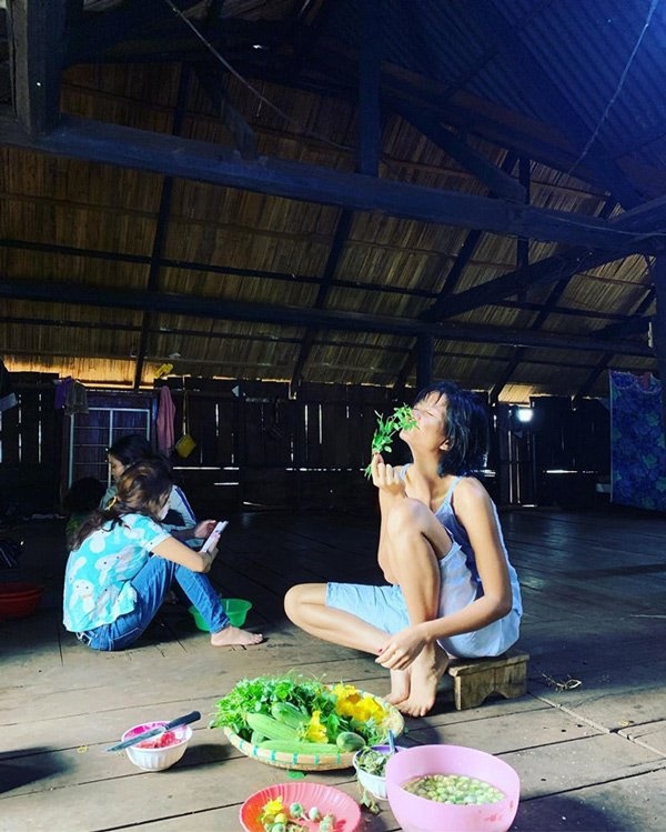 Đầu thập kỷ, HHen Niê vẫn trung thành đội nón lá, mặc đồ bộ đi làm rẫy-9