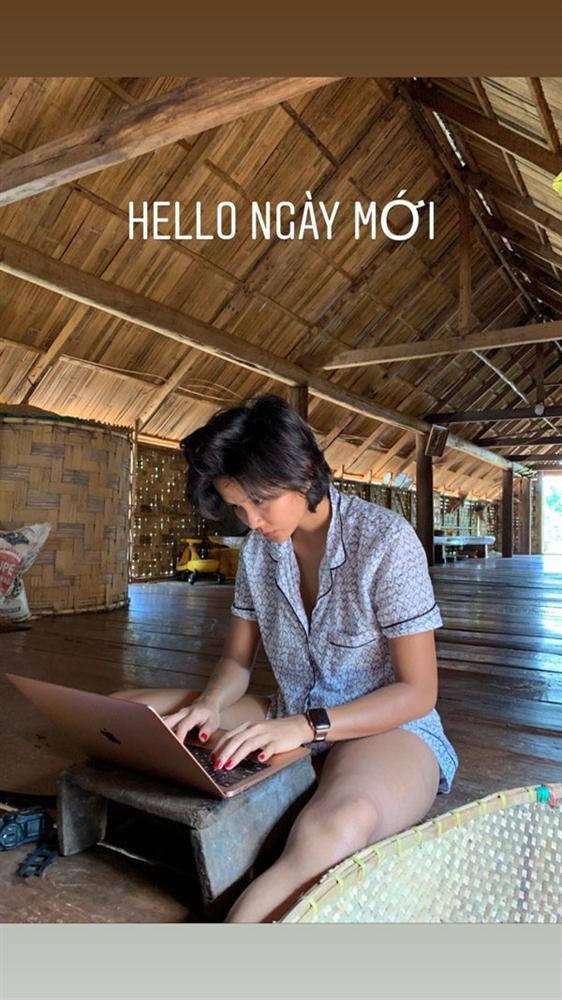 Đầu thập kỷ, HHen Niê vẫn trung thành đội nón lá, mặc đồ bộ đi làm rẫy-10