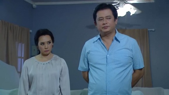 Về chơi Tết, tôi mua quà tặng mẹ chồng tương lai, quà vừa mở ra mẹ anh ấy rùng mình rồi ném luôn ra sân và yêu cầu đốt bỏ-1