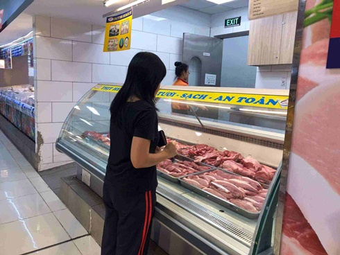 Siêu thị giữ giá thịt lợn cao chót vót mặc kệ lợn hơi, thịt chợ tụt dốc-2