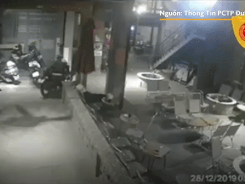 Người phụ nữ lấy trộm điện thoại để quên trên xe máy-1