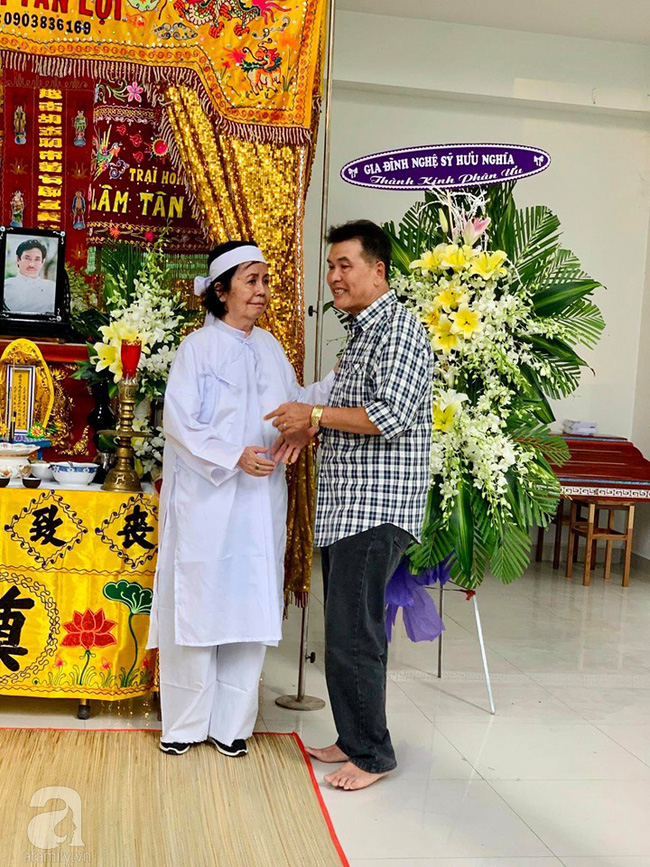 Đám tang NSƯT Nguyễn Chánh Tín: Vợ khóc ngất bên linh cữu chồng-1