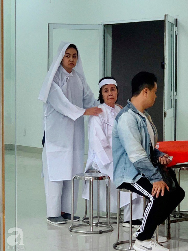 Đám tang NSƯT Nguyễn Chánh Tín: Vợ khóc ngất bên linh cữu chồng-5