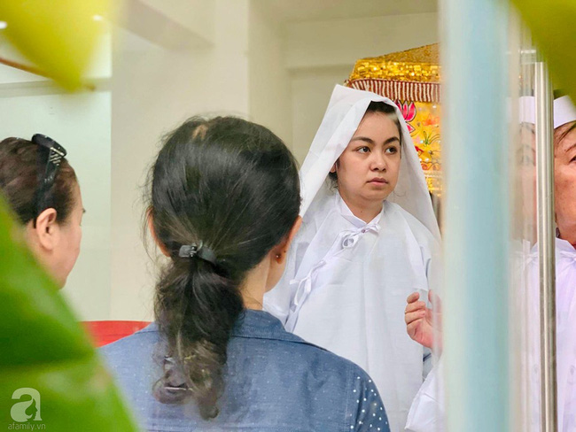 Đám tang NSƯT Nguyễn Chánh Tín: Vợ khóc ngất bên linh cữu chồng-7