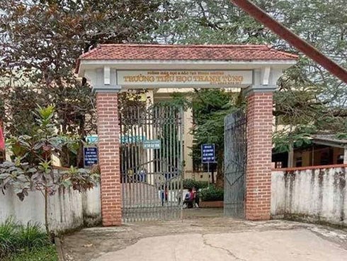 Giáo viên ở Nghệ An bỏ quên học sinh trong nhà vệ sinh, 2 tiếng sau gia đình đến đón mới ngỡ ngàng phát hiện sự việc