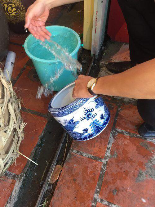 Hăng hái mang 3 bát hương nhà người yêu ra lau dọn ai ngờ bị bạn trai mắng cho té tát-2